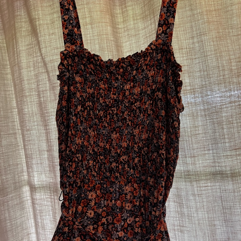 Universal Thread dress. Like new size medium. Smocked top. Midi length.